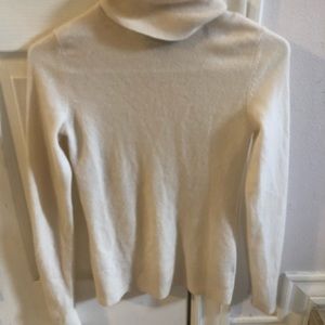 Women’s cream 100% cashmere turtleneck sweater size XS